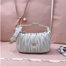 미우미우 25FW 5NE026 마테라쎄 나파 가죽 미니 파우치 숄더백