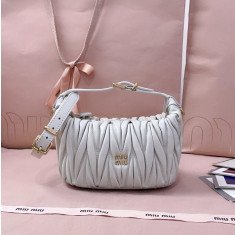 미우미우 25FW 5NE026 마테라쎄 나파 가죽 미니 파우치 숄더백