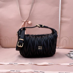 미우미우 25FW 5NE026 마테라쎄 나파 가죽 미니 파우치 숄더백