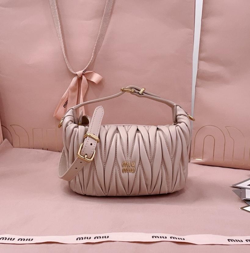 미우미우 25FW 5NE026 마테라쎄 나파 가죽 미니 파우치 숄더백