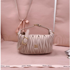 미우미우 25FW 5NE026 마테라쎄 나파 가죽 미니 파우치 숄더백