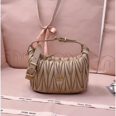 미우미우 25FW 5NE026 마테라쎄 나파 가죽 미니 파우치 숄더백