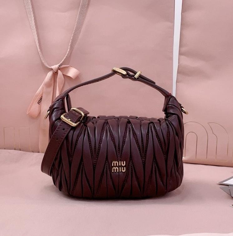 미우미우 25FW 5NE026 마테라쎄 나파 가죽 미니 파우치 숄더백