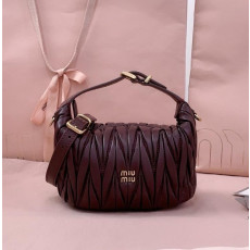 미우미우 25FW 5NE026 마테라쎄 나파 가죽 미니 파우치 숄더백