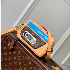 루이비통 카세트 발라되르 웨어러블 크로스백