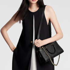 ✨타임세일✨루이비통 온더고 이스트 웨스트 토트백 블랙