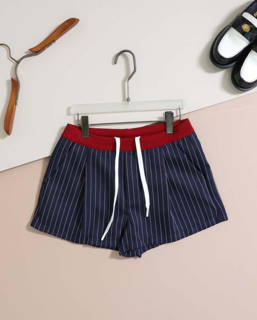 미우미우 핀스트라이프 숏팬츠 (국내배송)