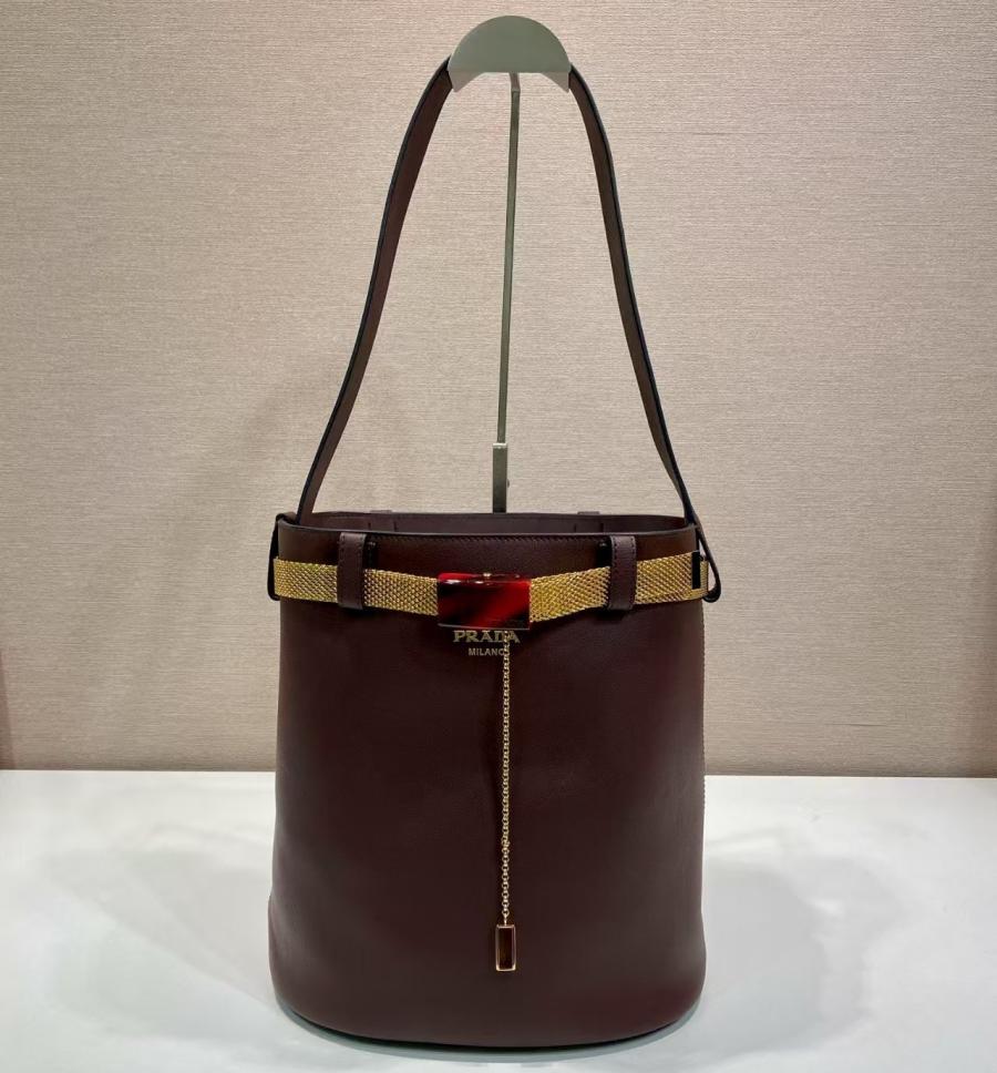 프라다 주얼리 벨트 버클 버킷백