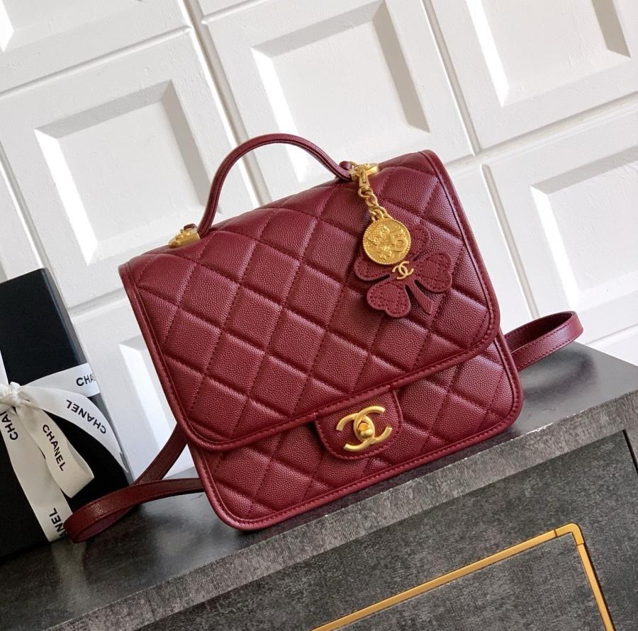 샤넬 25FW AS5715 탑핸들 플랩 CC로고 클로버 백참 사각 백팩