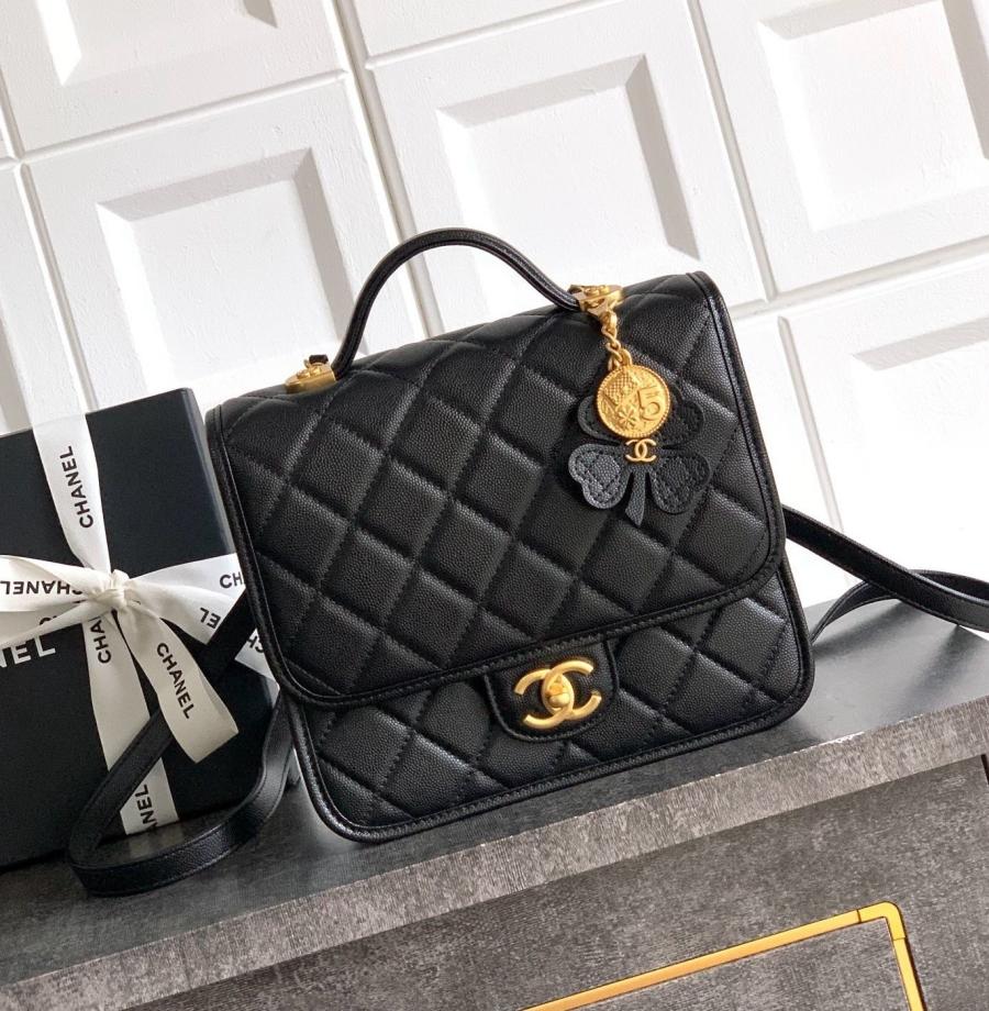 샤넬 25FW AS5715 탑핸들 플랩 CC로고 클로버 백참 사각 백팩