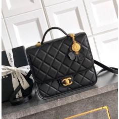 샤넬 25FW AS5715 탑핸들 플랩 CC로고 클로버 백참 사각 백팩