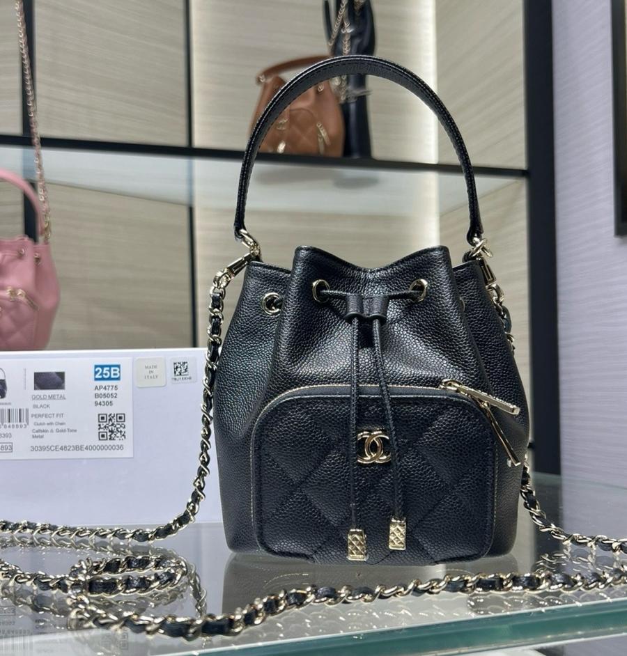 샤넬 25FW AP4775 체인 달린 미니 버킷백