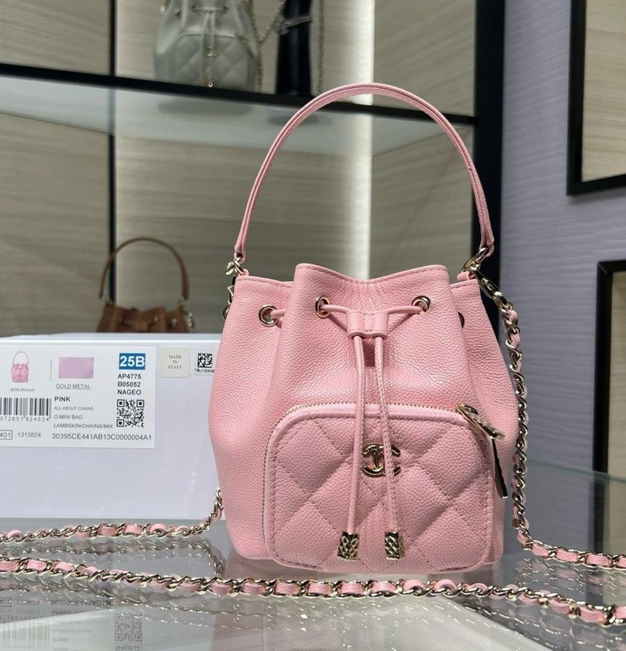샤넬 25FW AP4775 체인 달린 미니 버킷백