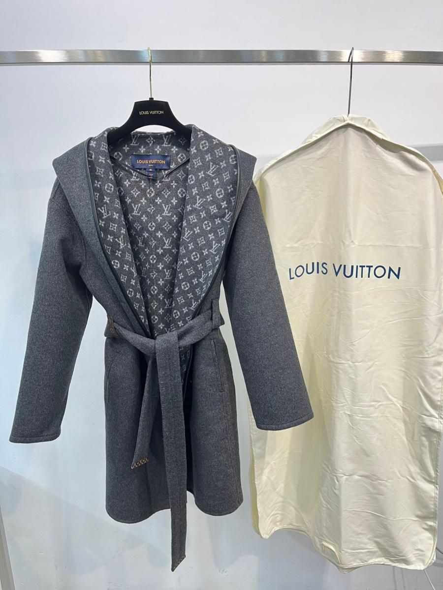 루이비통 시그니쳐 숏 후드 랩 코트