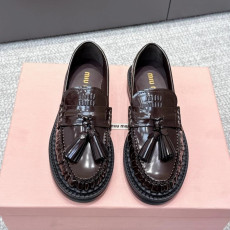 미우미우 폴리시드 태슬 로퍼