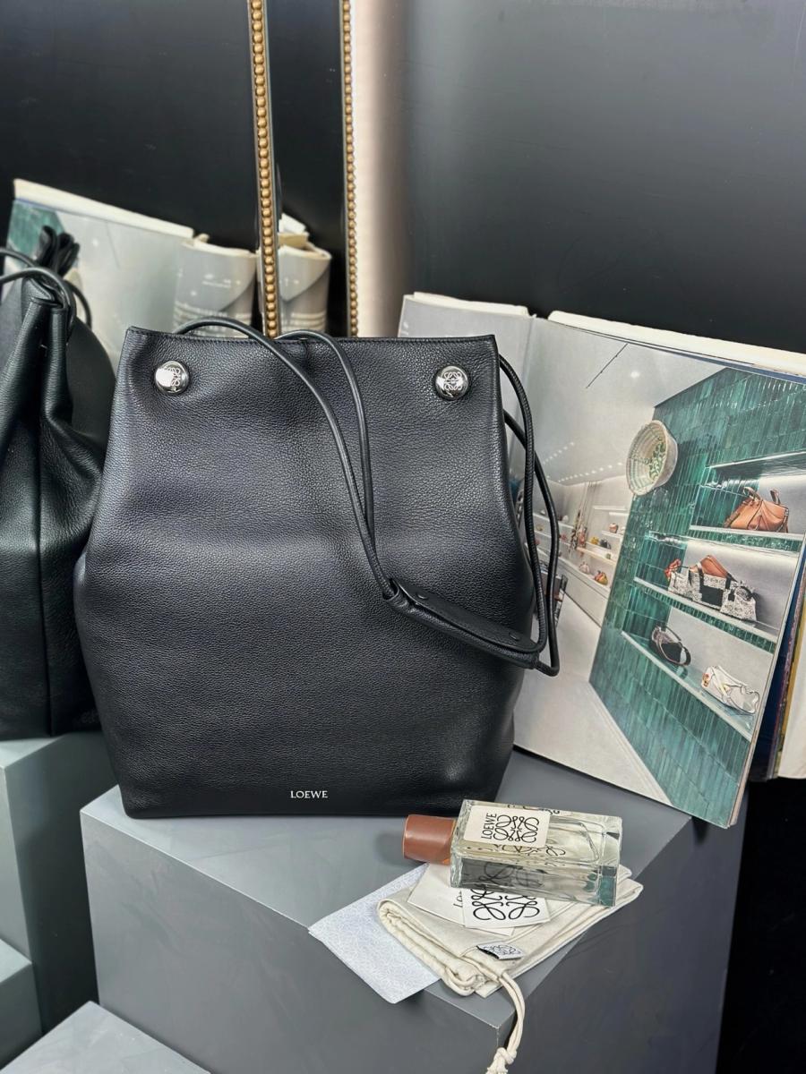 로에베 페블 파우치 미듐