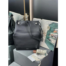 로에베 페블 파우치 미듐