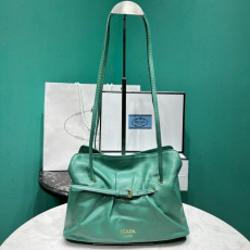 프라다 가죽 숄더백 1BG586