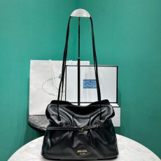 프라다 가죽 숄더백 1BG586