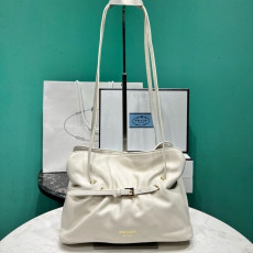 프라다 가죽 숄더백 1BG586