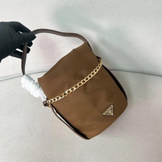 프라다 쁘띠삭 느와르 미니 버킷백