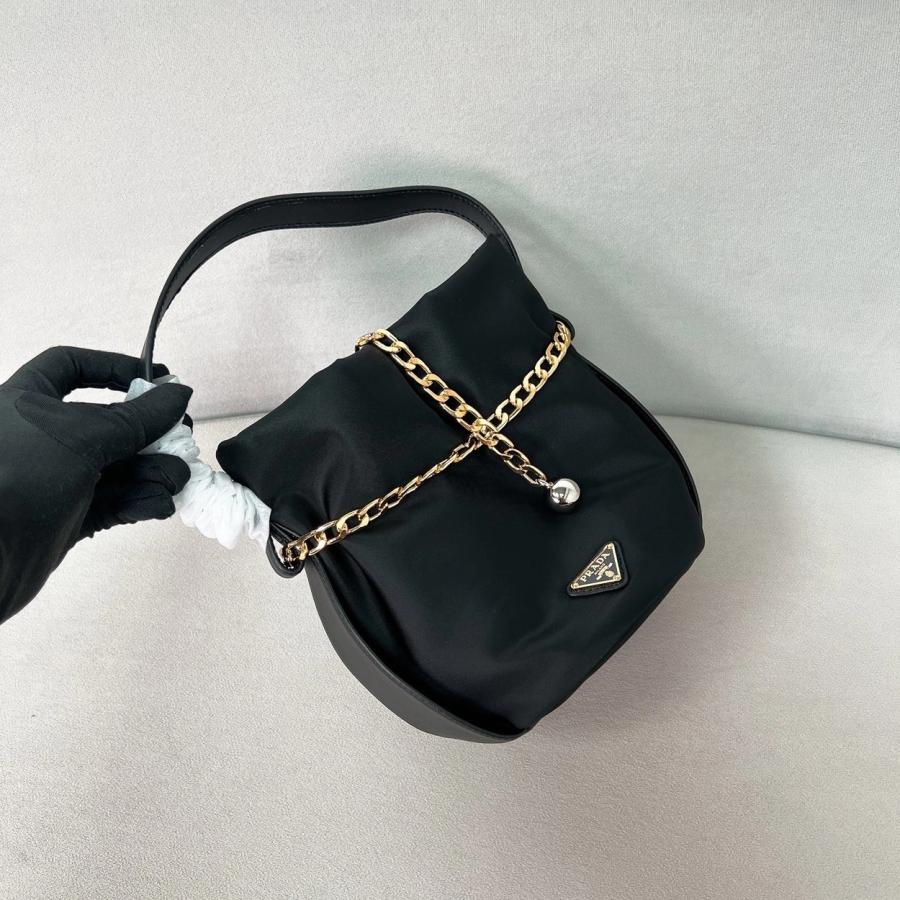 프라다 쁘띠삭 느와르 미니 버킷백