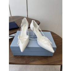 프라다 26SS 사이드 오픈 펌프스 8cm