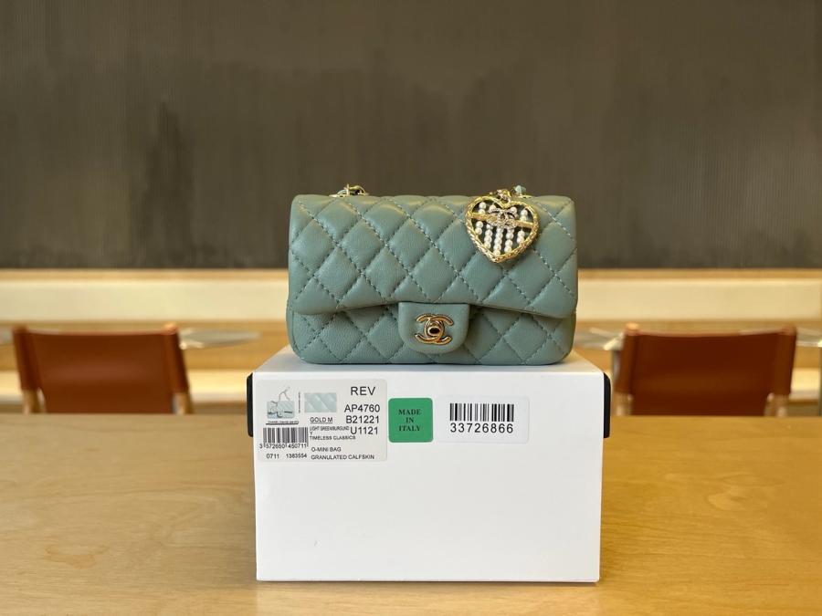 샤넬 25A 공방 백참 클래식 후크 미니백 AP4760