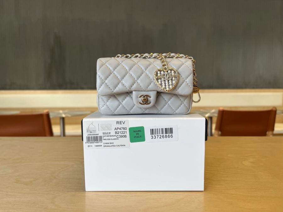샤넬 25A 공방 백참 클래식 후크 미니백 AP4760