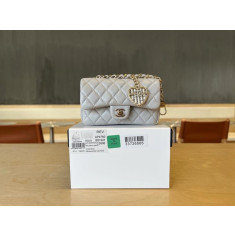 샤넬 25A 공방 백참 클래식 후크 미니백 AP4760