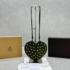 알라이아 하트 스웨이드 숄더백