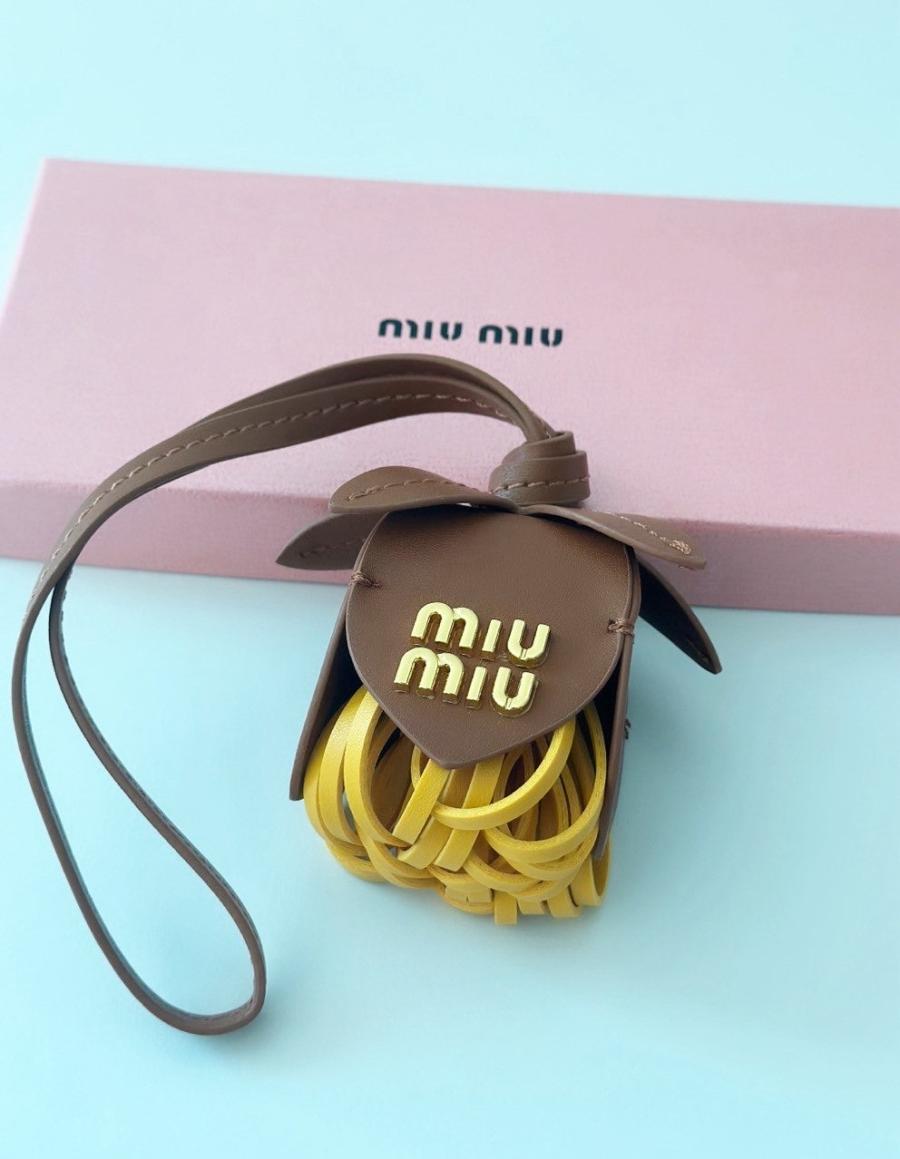 미우미우 꼬냑 가죽 키링 (국내배송)
